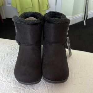 NWT!   Vionic Slipper Booties.   Black Suede, fur inside, Size 5